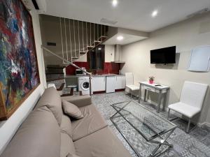 sala de estar con sofá y mesa en Apartamentos Royal Urban Granada, en Granada