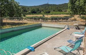 Piscina de la sau aproape de Lovely Home In Malaucène With Kitchen +14 fotografii