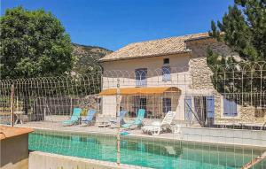 Piscina de la sau aproape de Lovely Home In Malaucène With Kitchen