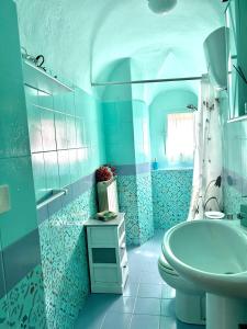 uma casa de banho azul com um lavatório e um WC em Casa Vacanze Beppina Cortona em Cortona