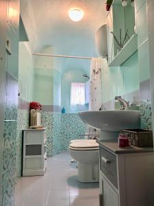 uma casa de banho com um lavatório e um WC. em Casa Vacanze Beppina Cortona em Cortona