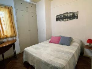 Apartamento en Belgrano C - 2 dormitorios房間的床