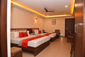 M R Residency Dharwad.客房内的一张或多张床位