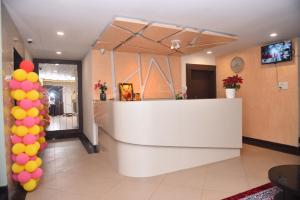 达尔瓦德M R Residency Dharwad.的大堂中间设有白色的气球台