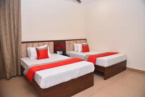 M R Residency Dharwad.客房内的一张或多张床位