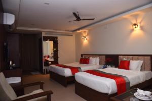 M R Residency Dharwad.客房内的一张或多张床位