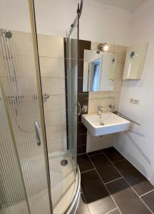 ein Bad mit einem Waschbecken und einer Dusche in der Unterkunft Ferienwohnung Min krup unner im Hofhaus in Ahlbeck