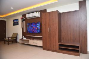M R Residency Dharwad.的电视和/或娱乐中心