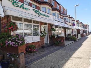 Una tienda en una calle con flores delante. en THE QUORN HOTEL, en Blackpool