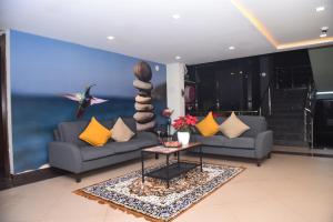 M R Residency Dharwad.的休息区