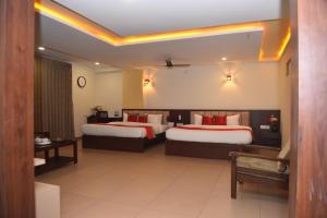 M R Residency Dharwad.客房内的一张或多张床位