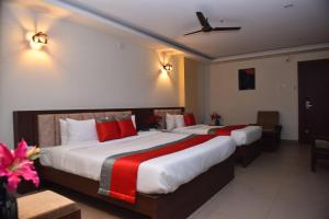 M R Residency Dharwad.客房内的一张或多张床位