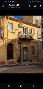 una imagen de un edificio con balcón en LA FORMICA APARTMENT, en Agrigento