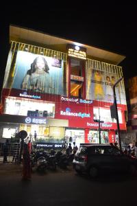 达尔瓦德M R Residency Dharwad.的建筑的侧面有大广告