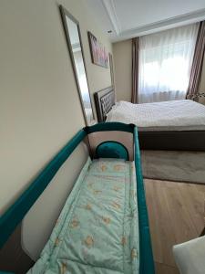 - une petite chambre avec un lit et un matelas dans l'établissement Paty’s Apartment, à Lugoj