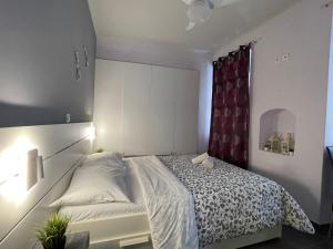 een slaapkamer met een bed en een rood gordijn bij Casa d' arte in Corfu-stad