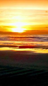 - un coucher de soleil sur une plage donnant sur l'océan dans l'établissement LA GOELETTE, à Fort-Mahon-Plage
