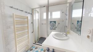 A bathroom at Plein Sud magnifique vue 180 face mer
