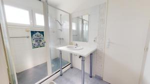 A bathroom at Plein Sud magnifique vue 180 face mer