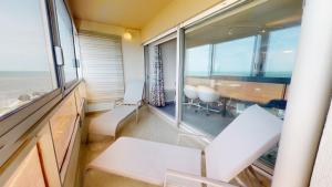 A seating area at Plein Sud magnifique vue 180 face mer