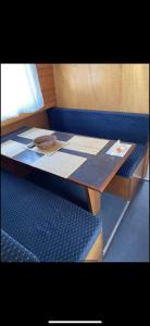 a table and a bench on a train at Zouw Hausboat Zakotven -pouze ubytovaní in Roudnice nad Labem