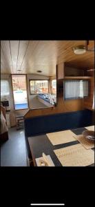 ロウドニツェ・ナト・ラベムにあるZouw Hausboat Zakotven -pouze ubytovaníのキッチン(テーブル、カウンタートップ付)