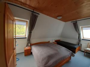 WalkenriedにあるFerienwohnung-Stricker-3-2のベッドルーム1室(ベッド1台、窓2つ付)