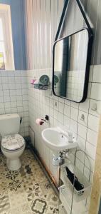 ein Badezimmer mit einem WC, einem Waschbecken und einem Spiegel in der Unterkunft Chambre ZEN proche de Bagnoles de lOrne in La Ferté-Macé
