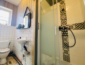 ein Bad mit einer Dusche und einem WC in der Unterkunft Chambre ZEN proche de Bagnoles de lOrne in La Ferté-Macé