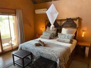 ein Schlafzimmer mit großem Bett und Fenster in der Unterkunft Luna Piena 19A Zebula golf course and spa resort in Mabula + 131 Fotos