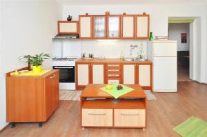 una cocina con armarios de madera y una mesa. en Apartment Toby en Split