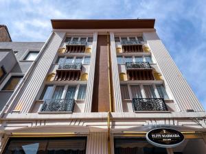 un edificio alto con balcones a un lado. en Elite Marmara Old City en Estambul