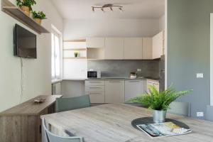 A kitchen or kitchenette at Casa Marianna by Garda FeWo