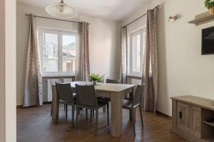 comedor con mesa, sillas y ventana en Casa Marianna by Garda FeWo, en Tignale