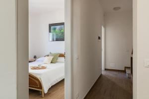 A bed or beds in a room at Casa Marianna by Garda FeWo