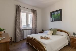A bed or beds in a room at Casa Marianna by Garda FeWo