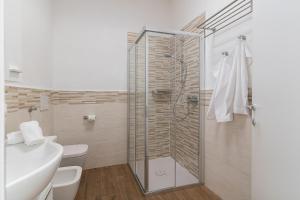 A bathroom at Casa Marianna by Garda FeWo