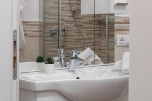 A bathroom at Casa Marianna by Garda FeWo