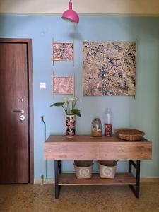 雅典的住宿－ART APART，木桌,墙上挂着植物