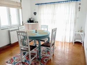 comedor con mesa azul y sillas en Sunset Vista Apartment B en Mação