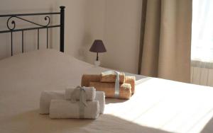 La Casa del Sole في كورفارا: غرفة نوم عليها سرير وفوط