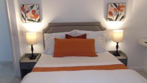 a bedroom with a white bed with two lamps at Casa Da Cri in Rapallo