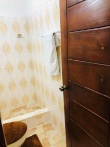 baño con aseo y puerta de madera en Hotel familiar Doña Nida, en Santa Cruz de Barahona