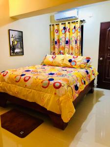 1 dormitorio con 1 cama con edredón amarillo en Hotel familiar Doña Nida, en Santa Cruz de Barahona