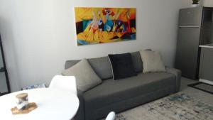 un soggiorno con divano e un dipinto sul muro di Casa Da Cri a Rapallo