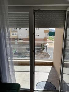 ventana con vistas a un edificio en WIN centar apartman, en Trebinje