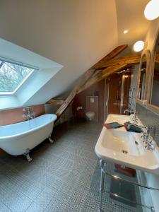 a bathroom with two sinks and a bath tub at La Gironnerie in Loché-sur-Indrois