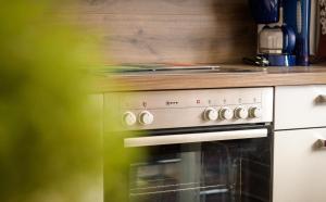 a kitchen with an oven and a counter top at Ferienwohnung Richards in Idar-Oberstein