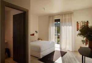 Postel nebo postele na pokoji v ubytování Citrus Grove Luxury Villas