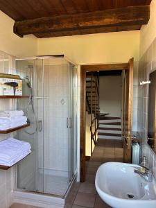 La salle de bains est pourvue d'une douche, d'un lavabo et d'une baignoire. dans l'établissement Case Vacanze Malonghe, à Deiva Marina